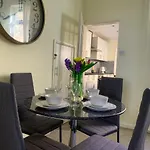 Park Crescent Lodge - Quaint Victorian Home With Free Parking